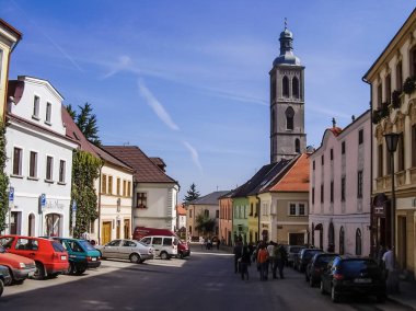 Prag, Çek Cumhuriyeti - 23 Ağustos 2016: Prag sokaklarında ve manzaralarında yürüyün. Tarihi binalar ve kültür eserleri