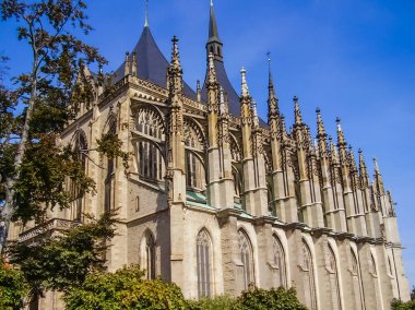 Prag, Çek Cumhuriyeti - 23 Ağustos 2016: Prag sokaklarında ve manzaralarında yürüyün. Tarihi binalar ve kültür eserleri