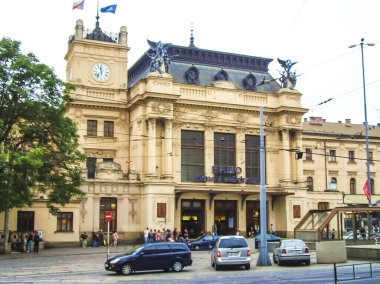 Prag, Çek Cumhuriyeti - 23 Ağustos 2016: Prag sokaklarında ve manzaralarında yürüyün. Tarihi binalar ve kültür eserleri