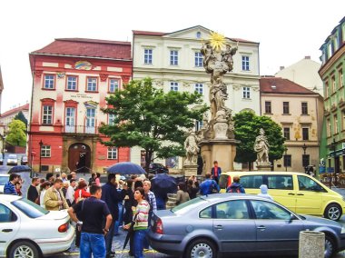 Prag, Çek Cumhuriyeti - 23 Ağustos 2016: Prag sokaklarında ve manzaralarında yürüyün. Tarihi binalar ve kültür eserleri