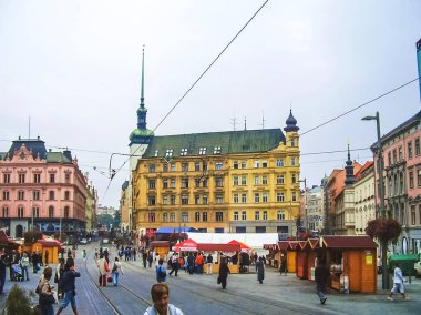 Prag, Çek Cumhuriyeti - 23 Ağustos 2016: Prag sokaklarında ve manzaralarında yürüyün. Tarihi binalar ve kültür eserleri