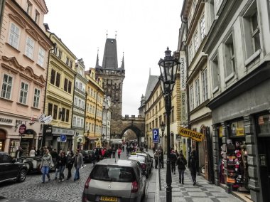 Prag, Çek Cumhuriyeti - 23 Ağustos 2016: Prag sokaklarında ve manzaralarında yürüyün. Tarihi binalar ve kültür eserleri