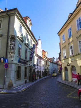 Prag, Çek Cumhuriyeti - 23 Ağustos 2016: Prag sokaklarında ve manzaralarında yürüyün. Tarihi binalar ve kültür eserleri