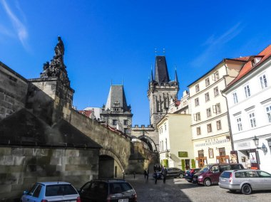 Prag, Çek Cumhuriyeti - 23 Ağustos 2016: Prag sokaklarında ve manzaralarında yürüyün. Tarihi binalar ve kültür eserleri