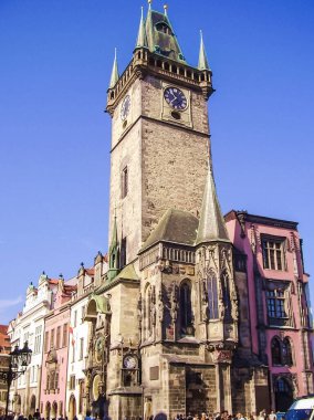 Prag, Çek Cumhuriyeti - 23 Ağustos 2016: Prag sokaklarında ve manzaralarında yürüyün. Tarihi binalar ve kültür eserleri