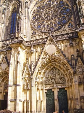 Prag, Çek Cumhuriyeti - 23 Ağustos 2016: Prag sokaklarında ve manzaralarında yürüyün. Tarihi binalar ve kültür eserleri