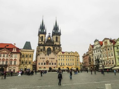 Prag, Çek Cumhuriyeti - 23 Ağustos 2016: Prag sokaklarında ve manzaralarında yürüyün. Tarihi binalar ve kültür eserleri