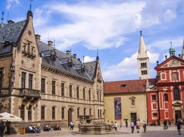 Prag, Çek Cumhuriyeti - 23 Ağustos 2016: Prag sokaklarında ve manzaralarında yürüyün. Tarihi binalar ve kültür eserleri