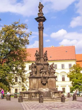 Prag, Çek Cumhuriyeti - 23 Ağustos 2016: Prag sokaklarında ve manzaralarında yürüyün. Tarihi binalar ve kültür eserleri