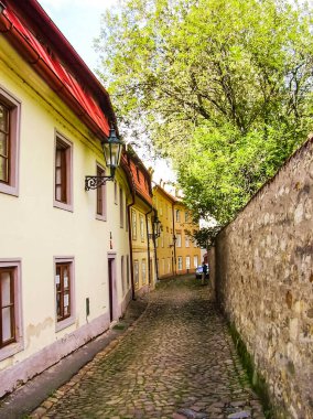 Prag, Çek Cumhuriyeti - 23 Ağustos 2016: Prag sokaklarında ve manzaralarında yürüyün. Tarihi binalar ve kültür eserleri