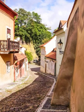 Prag, Çek Cumhuriyeti - 23 Ağustos 2016: Prag sokaklarında ve manzaralarında yürüyün. Tarihi binalar ve kültür eserleri