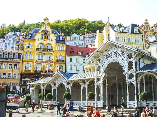 Prag, Çek Cumhuriyeti - 23 Ağustos 2016: Prag sokaklarında ve manzaralarında yürüyün. Tarihi binalar ve kültür eserleri