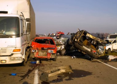 Kharkov, Ukrayna - 14 Haziran 2010: Araba kazasının sonuçları, kaza yapmış bir araba. Trafik kazası.