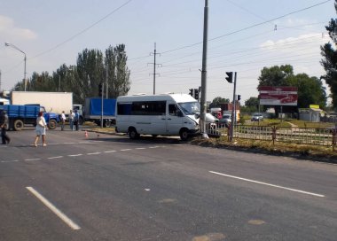 Kharkov, Ukrayna - 14 Haziran 2010: Araba kazasının sonuçları, kaza yapmış bir araba. Trafik kazası.