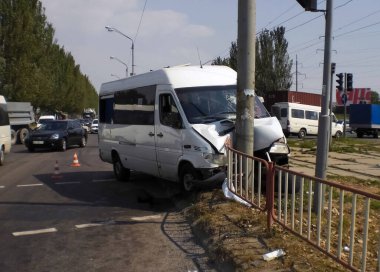 Kharkov, Ukrayna - 14 Haziran 2010: Araba kazasının sonuçları, kaza yapmış bir araba. Trafik kazası.