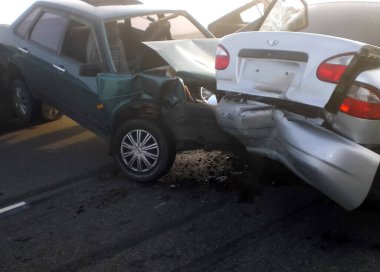 Kharkov, Ukrayna - 14 Haziran 2010: Araba kazasının sonuçları, kaza yapmış bir araba. Trafik kazası.