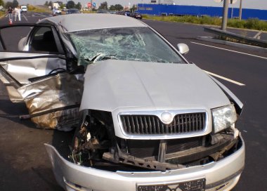 Kharkov, Ukrayna - 14 Haziran 2010: Araba kazasının sonuçları, kaza yapmış bir araba. Trafik kazası.