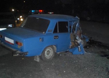 Kharkov, Ukrayna - 14 Haziran 2010: Araba kazasının sonuçları, kaza yapmış bir araba. Trafik kazası.