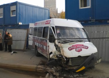 Kharkov, Ukrayna - 14 Haziran 2010: Araba kazasının sonuçları, kaza yapmış bir araba. Trafik kazası.