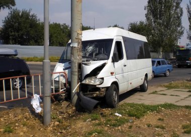 Kharkov, Ukrayna - 14 Haziran 2010: Otobüsle olan kaza, araba kazasının sonuçları, araba kazası. Trafik kazası.