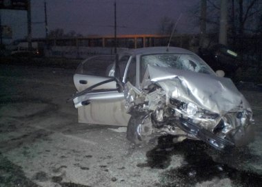 Kharkov, Ukrayna - 14 Haziran 2010: Araba kazasının sonuçları, kaza yapmış bir araba. Trafik kazası.