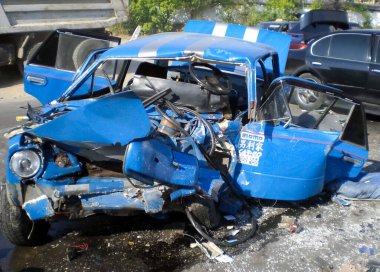 Kharkov, Ukrayna - 14 Haziran 2010: Araba kazasının sonuçları, kaza yapmış bir araba. Trafik kazası.