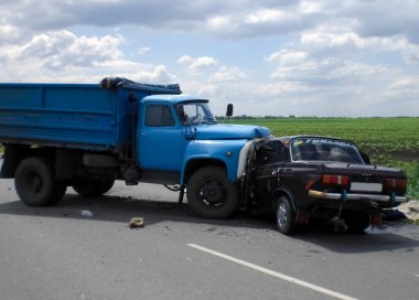 Kharkov, Ukrayna - 14 Haziran 2010: Araba kazasının sonuçları, kaza yapmış bir araba. Trafik kazası.