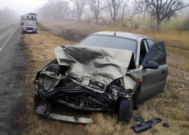 Kharkov, Ukrayna - 14 Haziran 2010: Araba kazasının sonuçları, kaza yapmış bir araba. Trafik kazası.