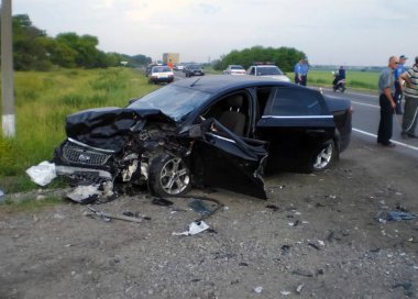 Kharkov, Ukrayna - 14 Haziran 2010: Araba kazasının sonuçları, kaza yapmış bir araba. Trafik kazası.