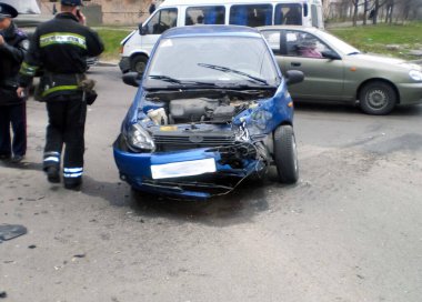Kharkov, Ukrayna - 14 Haziran 2010: Araba kazasının sonuçları, kaza yapmış bir araba. Trafik kazası.