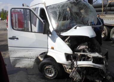 Kharkov, Ukrayna - 14 Haziran 2010: Araba kazasının sonuçları, kaza yapmış bir araba. Trafik kazası.