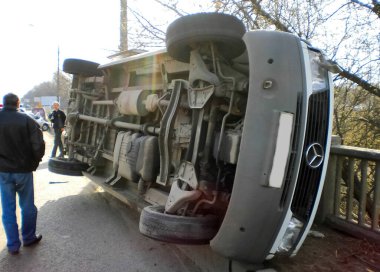 Kharkov, Ukrayna - 14 Haziran 2010: Araba kazasının sonuçları, kaza yapmış bir araba. Trafik kazası.