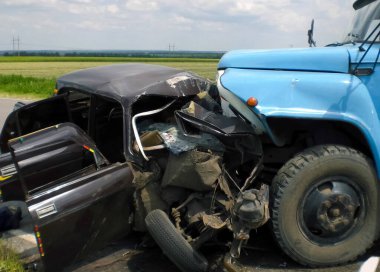 Kharkov, Ukrayna - 14 Haziran 2010: Araba kazasının sonuçları, kaza yapmış bir araba. Trafik kazası.