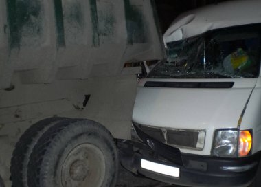 Kharkov, Ukrayna - 14 Haziran 2010: Araba kazasının sonuçları, kaza yapmış bir araba. Trafik kazası.