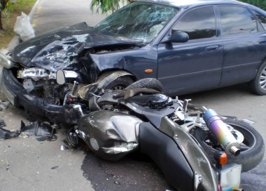 Kharkov, Ukrayna - 14 Haziran 2010: Araba kazasının sonuçları, kaza yapmış bir araba. Trafik kazası.