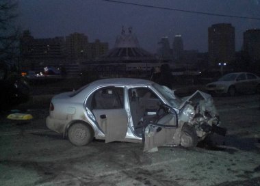 Kharkov, Ukrayna - 14 Haziran 2010: Araba kazasının sonuçları, kaza yapmış bir araba. Trafik kazası.