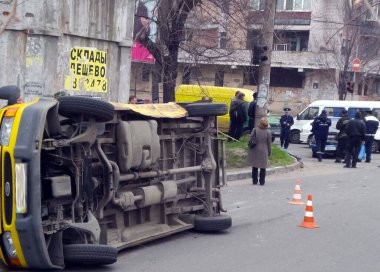 Kharkov, Ukrayna - 14 Haziran 2010: Araba kazasının sonuçları, kaza yapmış bir araba. Trafik kazası.