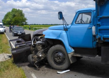 Kharkov, Ukrayna - 14 Haziran 2010: Araba kazasının sonuçları, kaza yapmış bir araba. Trafik kazası.