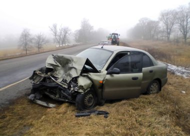 Kharkov, Ukrayna - 14 Haziran 2010: Araba kazasının sonuçları, kaza yapmış bir araba. Trafik kazası.