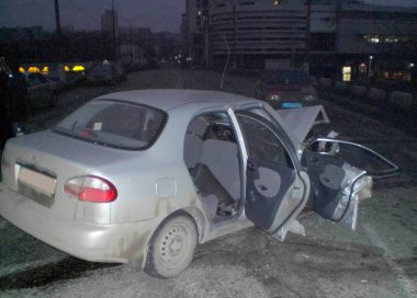 Kharkov, Ukrayna - 14 Haziran 2010: Araba kazasının sonuçları, kaza yapmış bir araba. Trafik kazası.