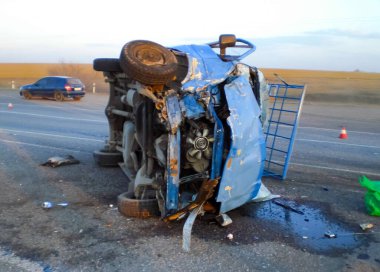 Kharkov, Ukrayna - 14 Haziran 2010: Araba kazasının sonuçları, kaza yapmış bir araba. Trafik kazası.