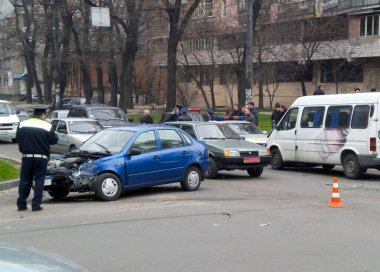 Kharkov, Ukrayna - 14 Haziran 2010: Araba kazasının sonuçları, kaza yapmış bir araba. Trafik kazası.
