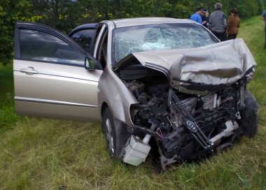 Kharkov, Ukrayna - 14 Haziran 2010: Araba kazasının sonuçları, kaza yapmış bir araba. Trafik kazası.