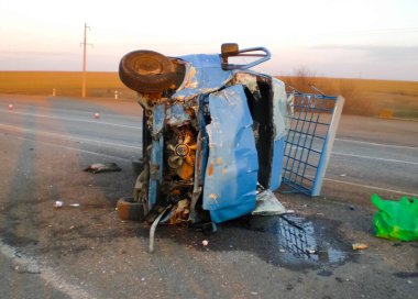 Kharkov, Ukrayna - 14 Haziran 2010: Araba kazasının sonuçları, kaza yapmış bir araba. Trafik kazası.