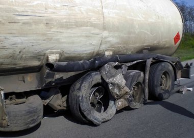 Kharkov, Ukrayna - 14 Haziran 2010: Araba kazasının sonuçları, kaza yapmış bir araba. Trafik kazası.