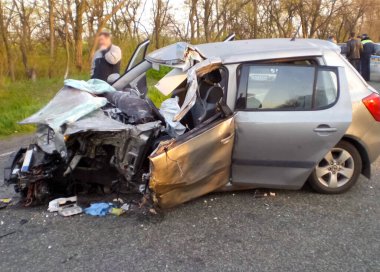 Kharkov, Ukrayna - 14 Haziran 2010: Araba kazasının sonuçları, kaza yapmış bir araba. Trafik kazası.