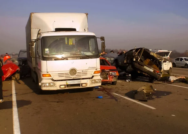 Kharkov, Ukrayna - 14 Haziran 2010: Araba kazasının sonuçları, kaza yapmış bir araba. Trafik kazası.