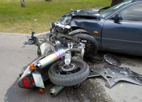 Kharkov, Ukrayna - 14 Haziran 2010: Araba kazasının sonuçları, kaza yapmış bir araba. Trafik kazası.