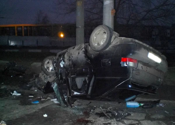 哈尔科夫 乌克兰 2010年6月14日 车祸的后果 一辆撞毁的汽车 道路交通事故 — 图库照片
