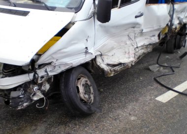 Kharkov, Ukrayna - 14 Haziran 2010: Araba kazasının sonuçları, kaza yapmış bir araba. Trafik kazası.